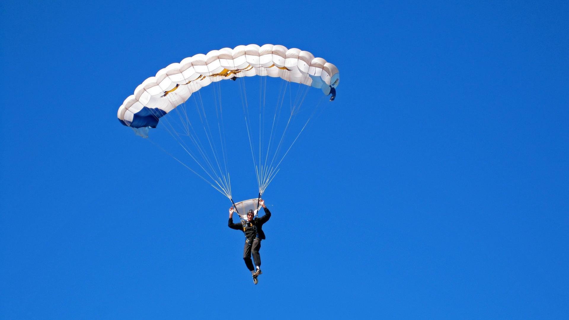 逆风翻盘,周冠宇领衔哈斯车队绝地反击,终结雷诺十年压制